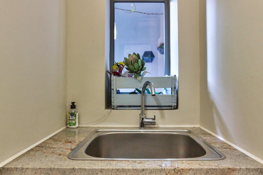 2 Bedroom Property for Sale in Vredehoek Western Cape